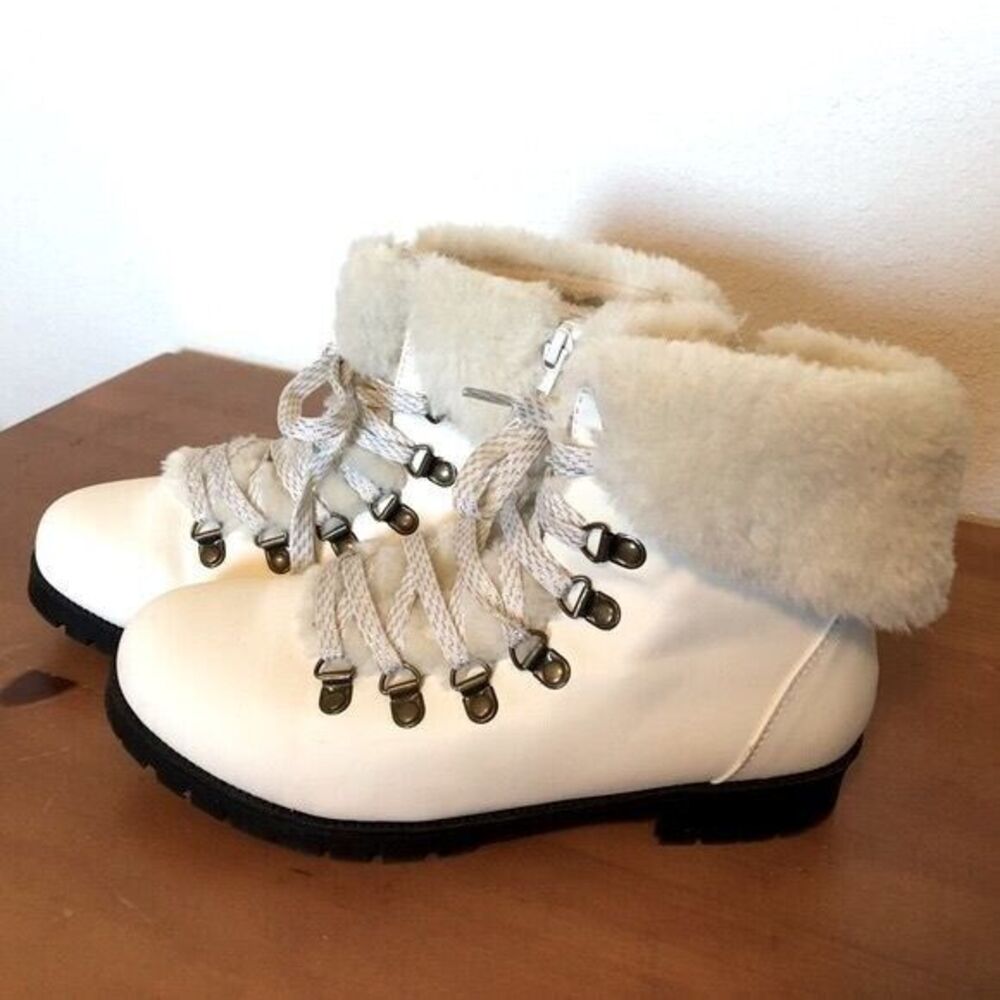 Comfortview Women's Size‎ 8 Arctic White Faux Leather and Faux Fur Lace Boots